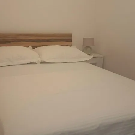 Cozy Apartment With Free Private Parking Split Room photo