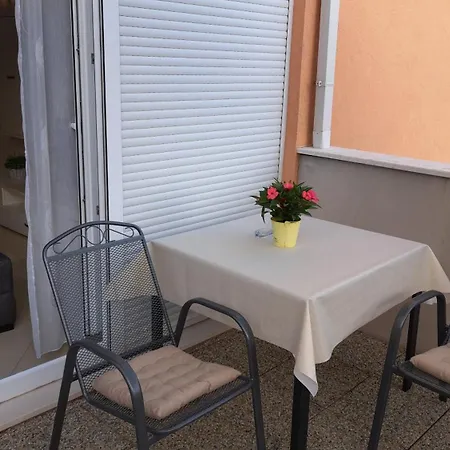 Cozy Apartment With Free Private Parking Split Room photo