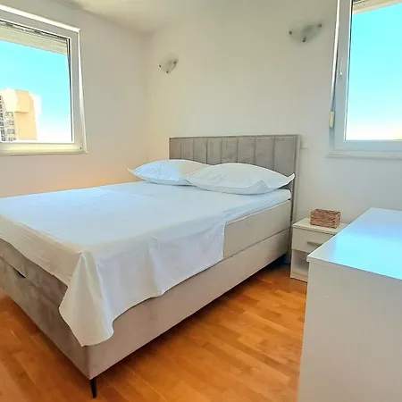 Cozy Apartment With Free Private Parking Split Room photo