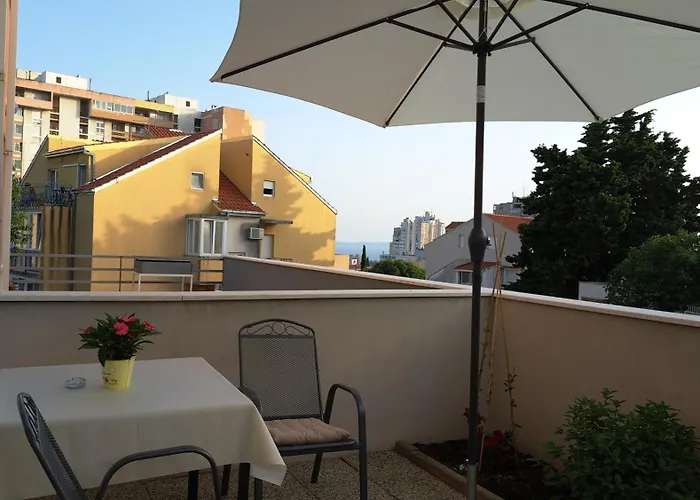 Cozy Apartment With Free Private Parking