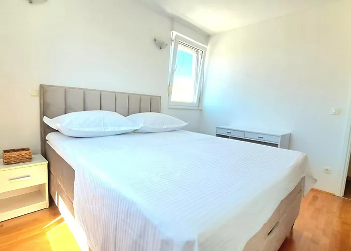 Cozy Apartment With Free Private Parking
