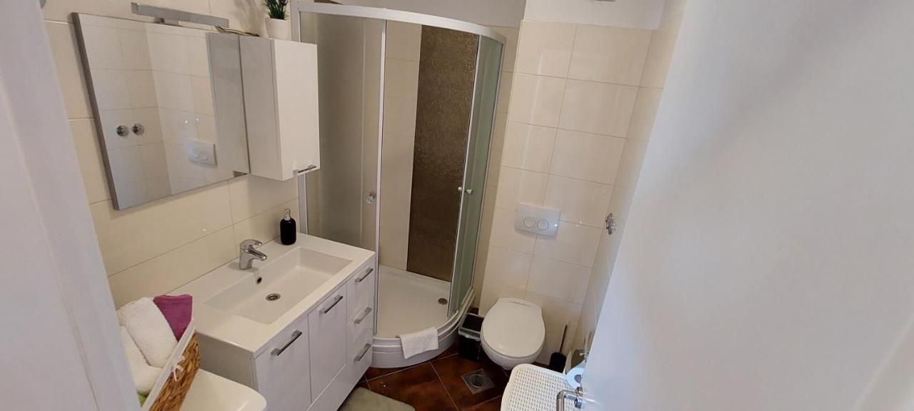 Cozy With Free Private Parking Apartment
