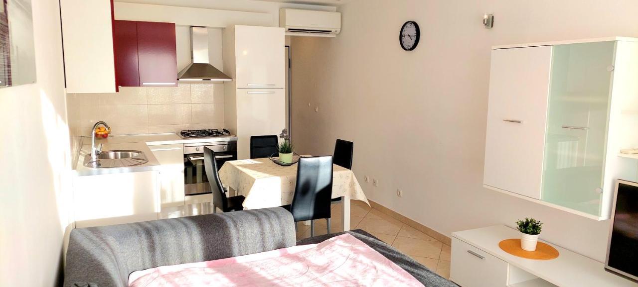 Cozy With Free Private Parking Apartment *
