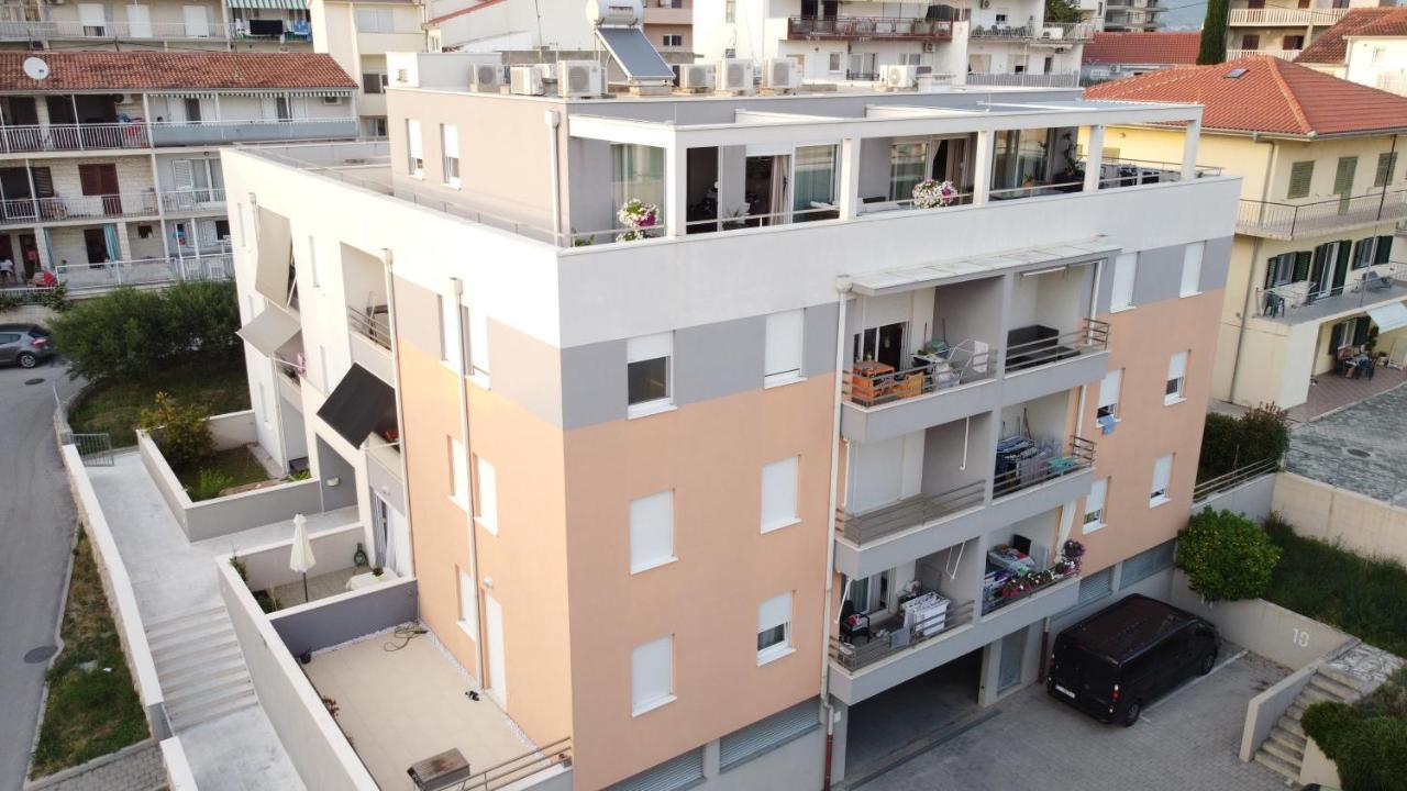 Cozy With Free Private Parking Split