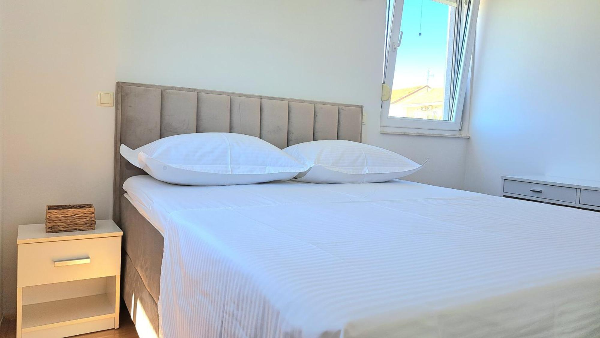 Cozy With Free Private Parking Apartment *
