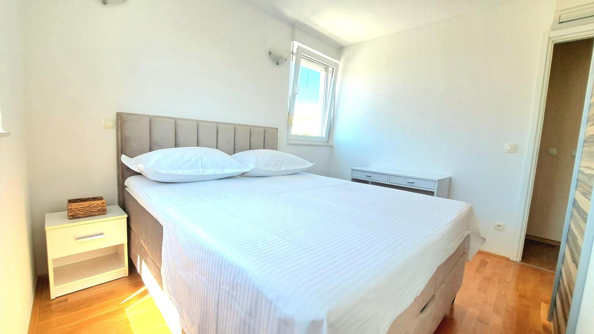 Cozy With Free Private Parking Apartment